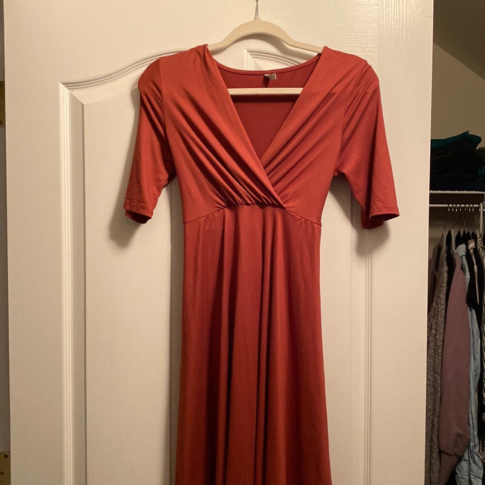 Maternity dress - worn once for pictures. comfortable and in great condition!